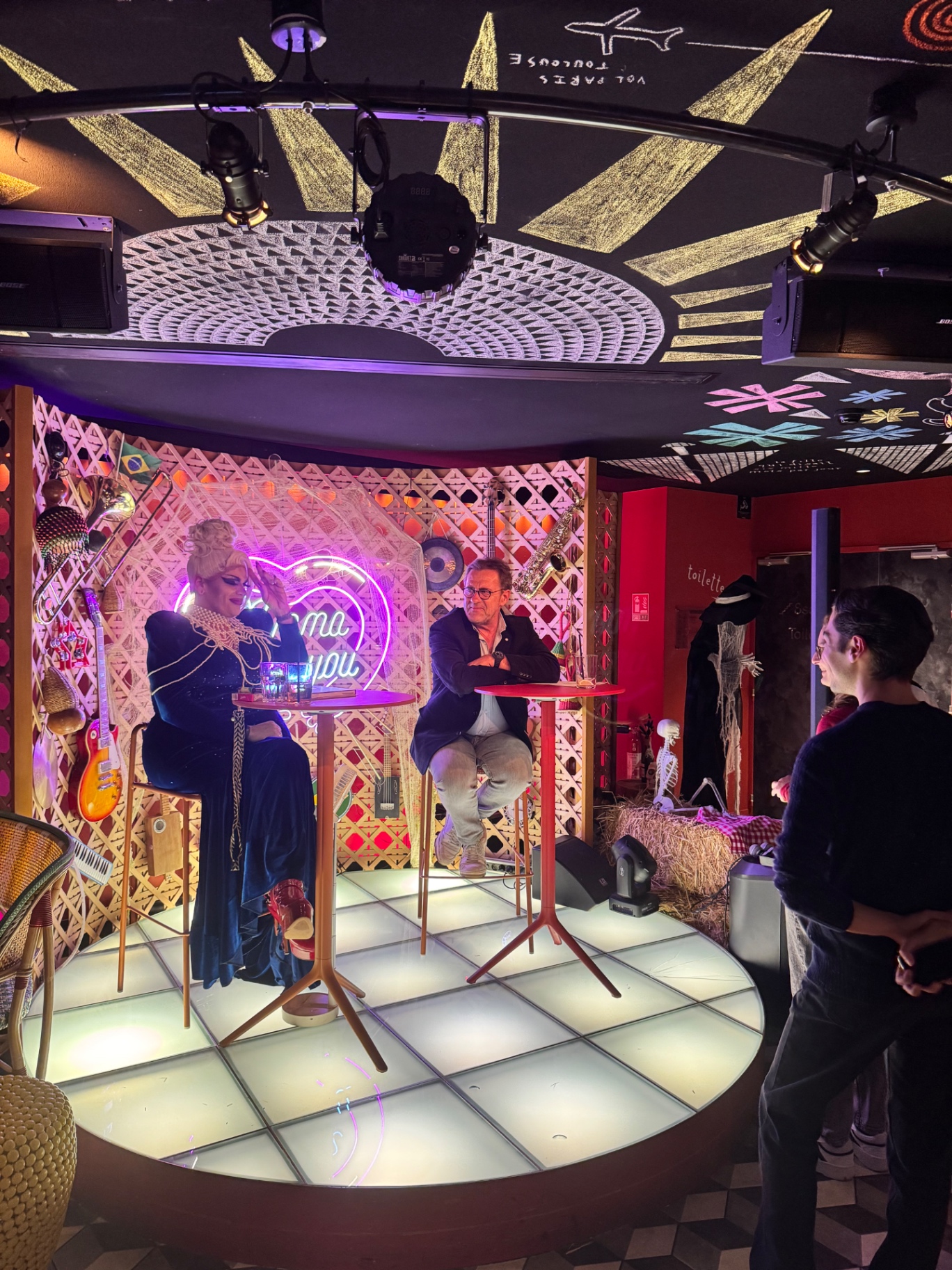 Interview sur scène entre une artiste drag et un invité